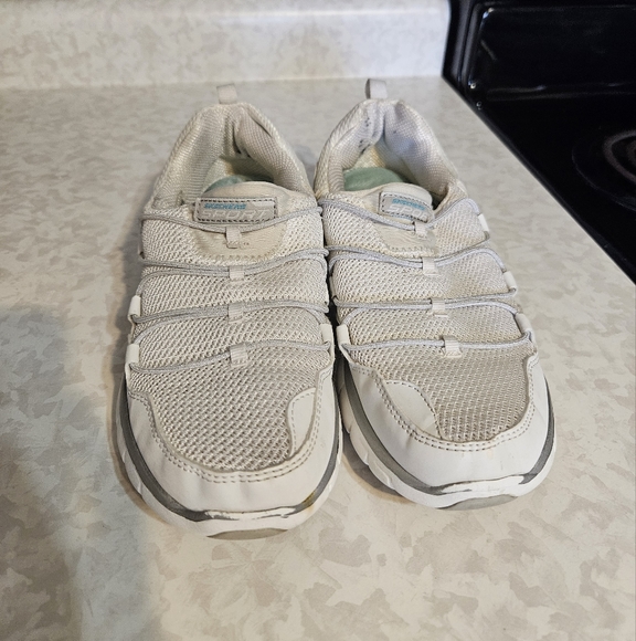 SKETCHERS SYNERGY SPORT 12100 CASUAL WOMENS SIZE 6 WHITE SLIP ON PRELOVED - Picture 3 of 6